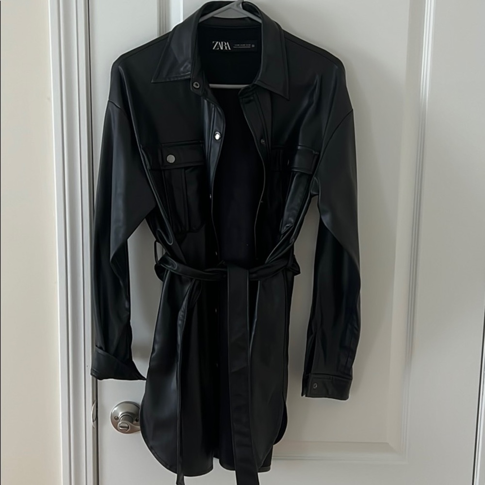 BLACK LEATHER JACKET